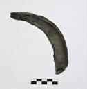 Obr. 7: Bronzový srp s bočním trnem ze střední doby bronzové nalezený v Jemčinské oboře. 